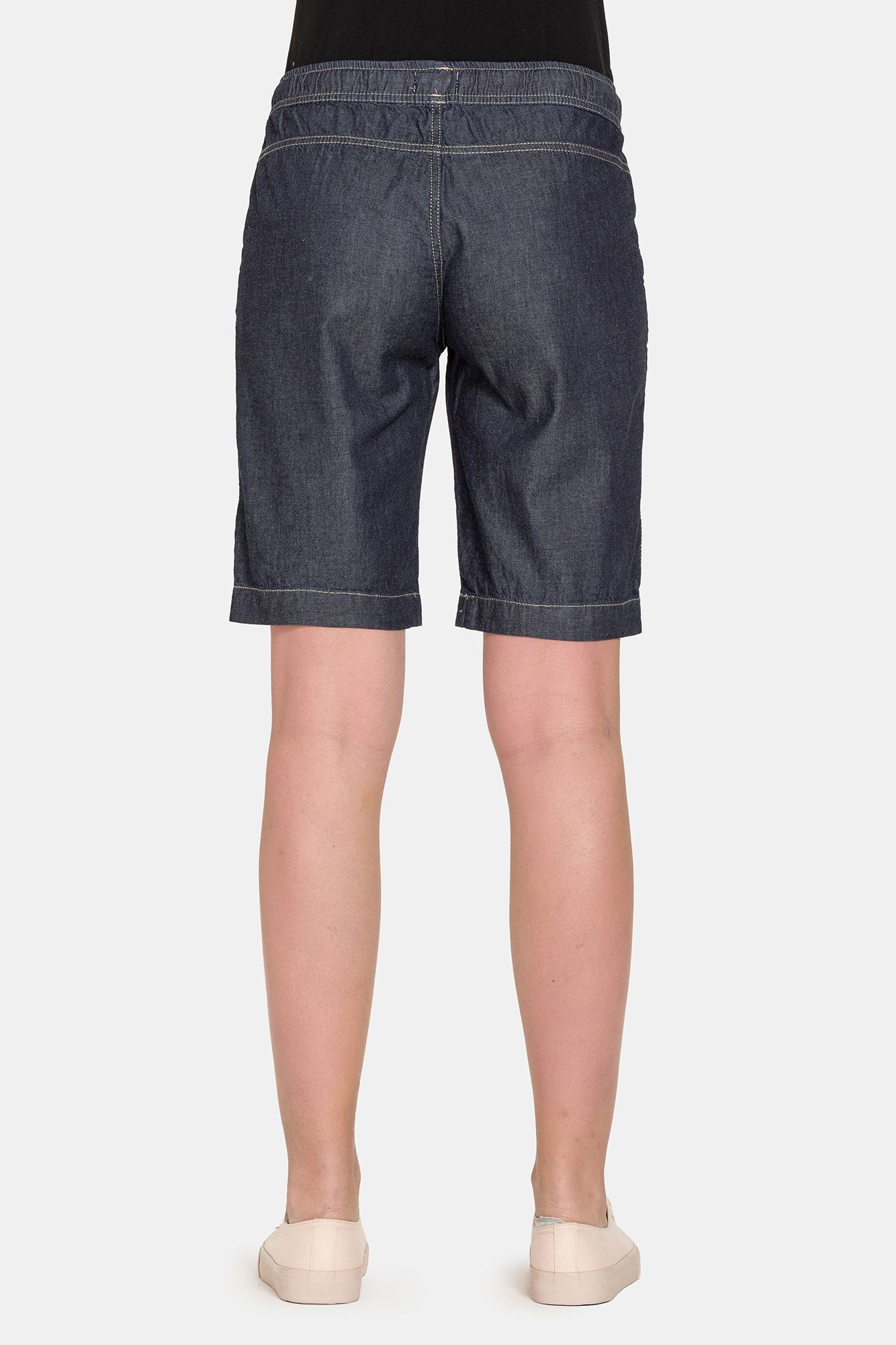 bermuda con elastico in vita e laccetto. vita e gamba regolare.