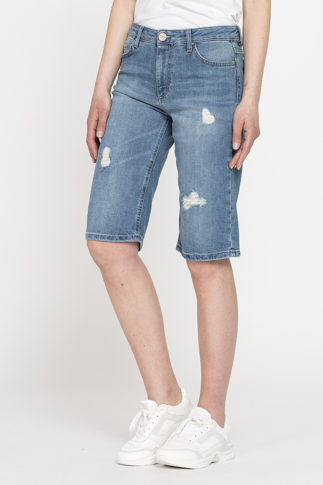 bermuda in denim leggero con strappi 100% cotone. vita regolare.