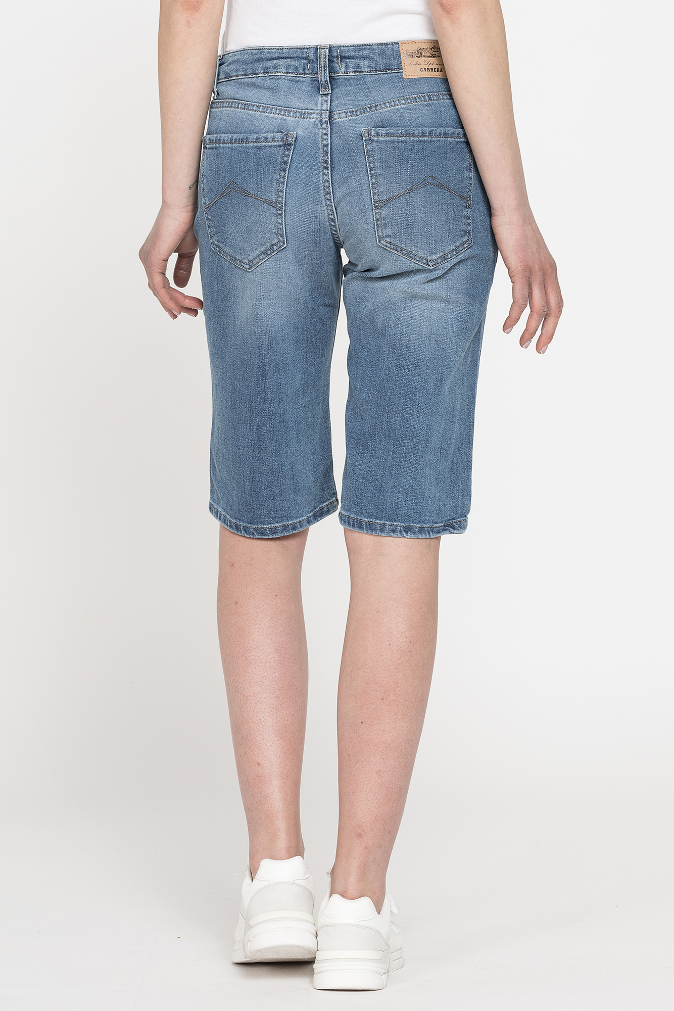 bermuda in denim leggero con strappi 100% cotone. vita regolare.