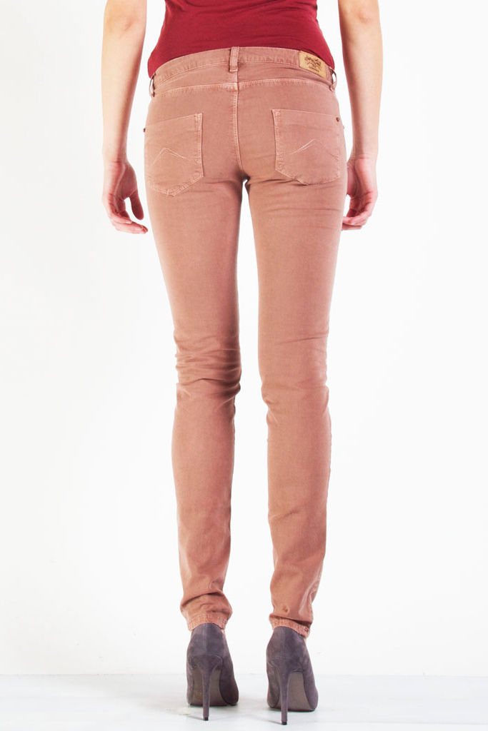 gabardina stretch. vita bassa e gamba stretta.