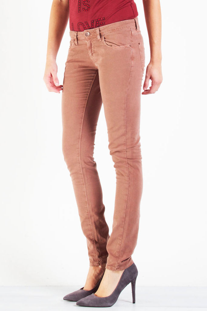 gabardina stretch. vita bassa e gamba stretta.