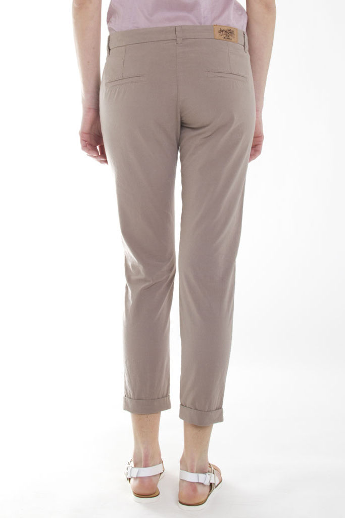 pantalone leggero in popeline stretch. vita bassa e gamba regolare. pantalone leggero in popeline stretch. vita bassa e gamba regolare.