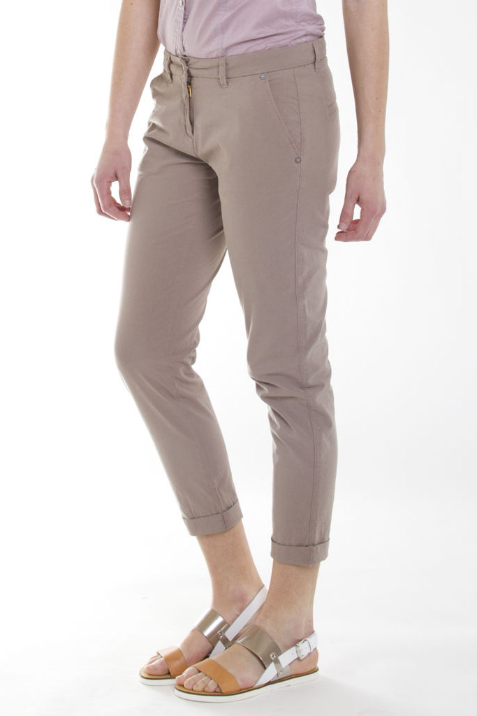 pantalone leggero in popeline stretch. vita bassa e gamba regolare. pantalone leggero in popeline stretch. vita bassa e gamba regolare.