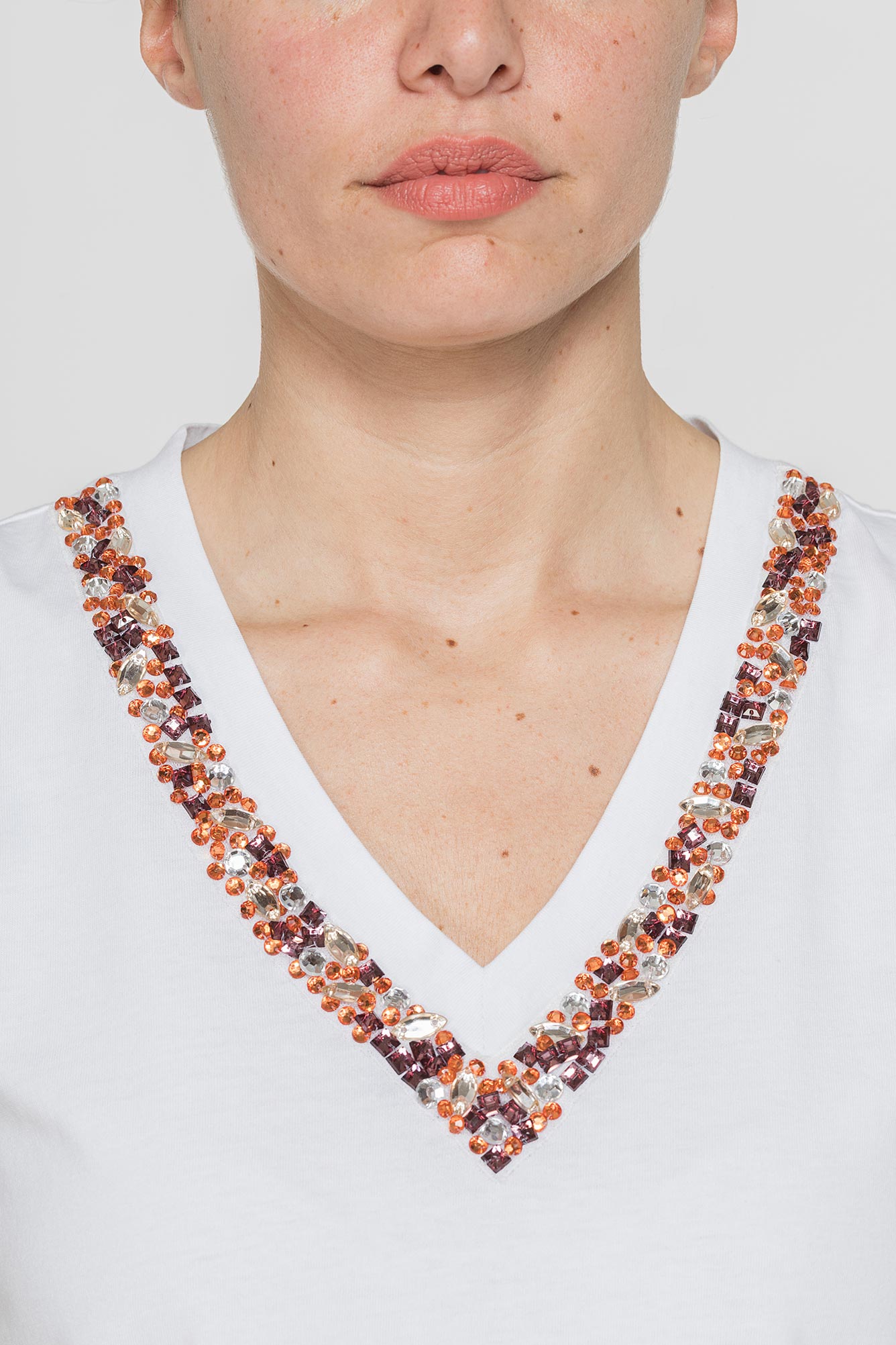 canotta con applicazioni gioiello sullo scollo